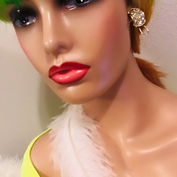 Beautiful fashion Earrings surrounded by 💎 - Picture 1 of 3